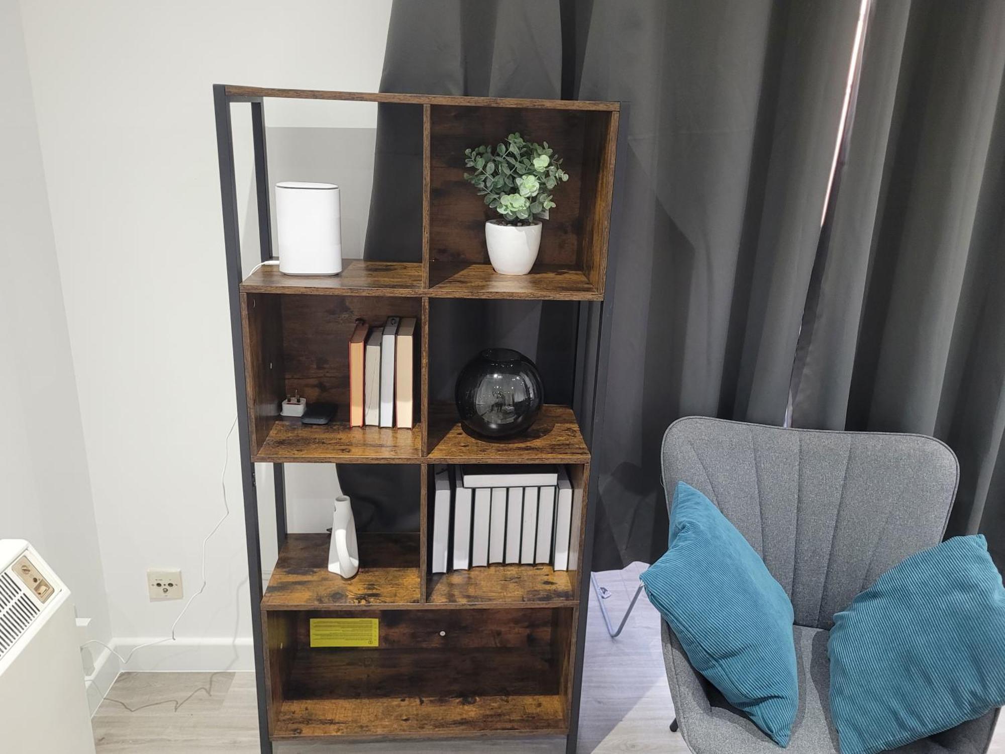 New King Size Bed With Free Parking Apartment *